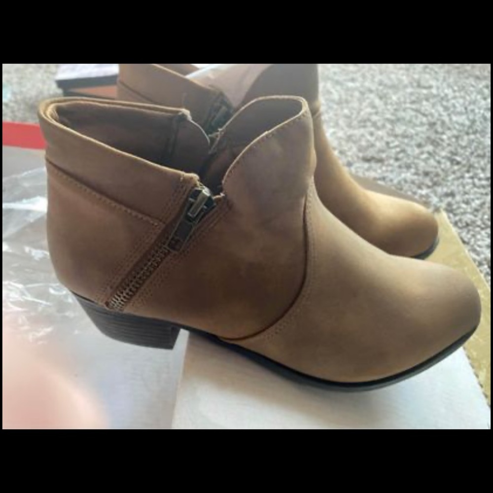 American Raggie size 6 tan boot